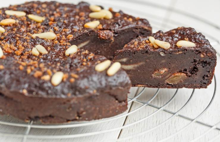 Torta di pane con mele e cioccolato