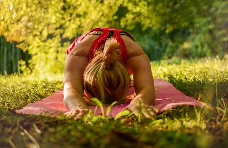 Donna che fa yoga