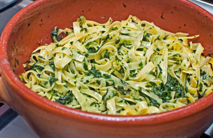 Pasta con cicoria nel tegame di terracotta