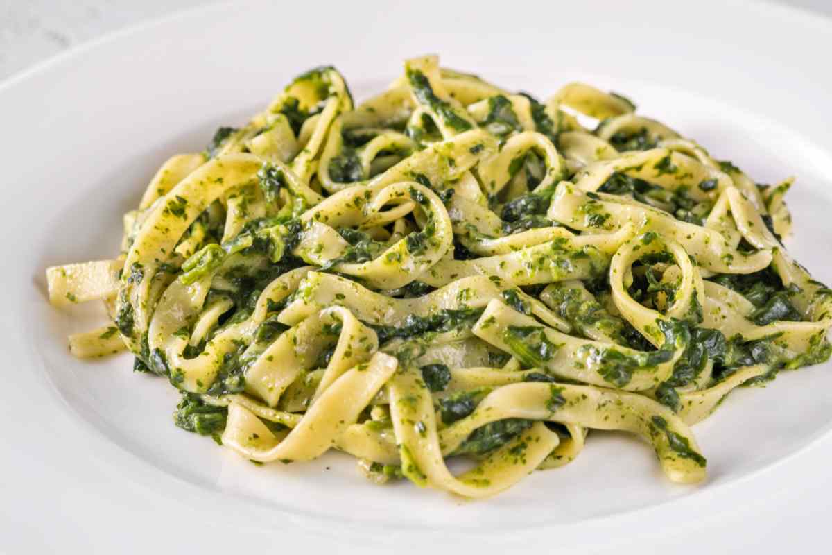 Pasta con la cicoria nel piatto bianco