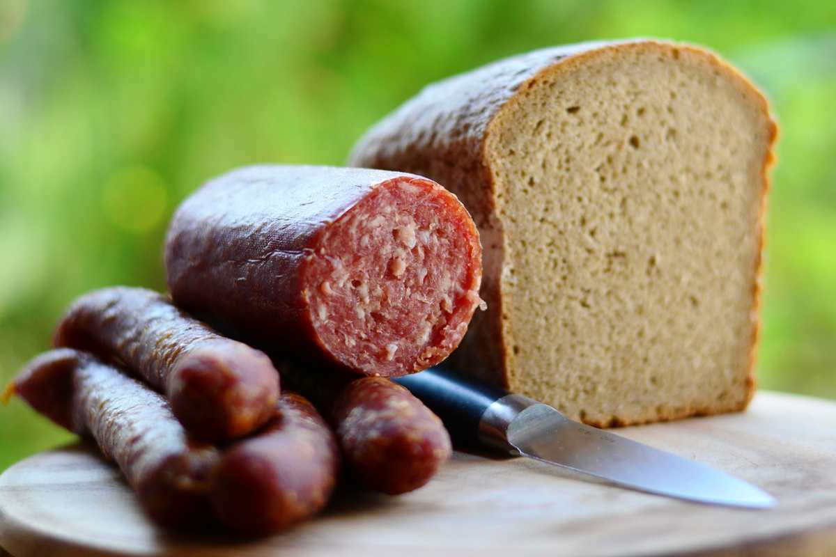 Salsiccia cruda con pane