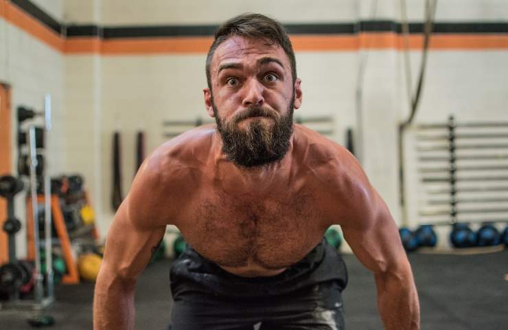 Uomo che si allena in palestra