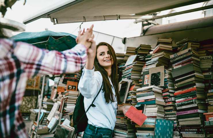 ragazza tra libri